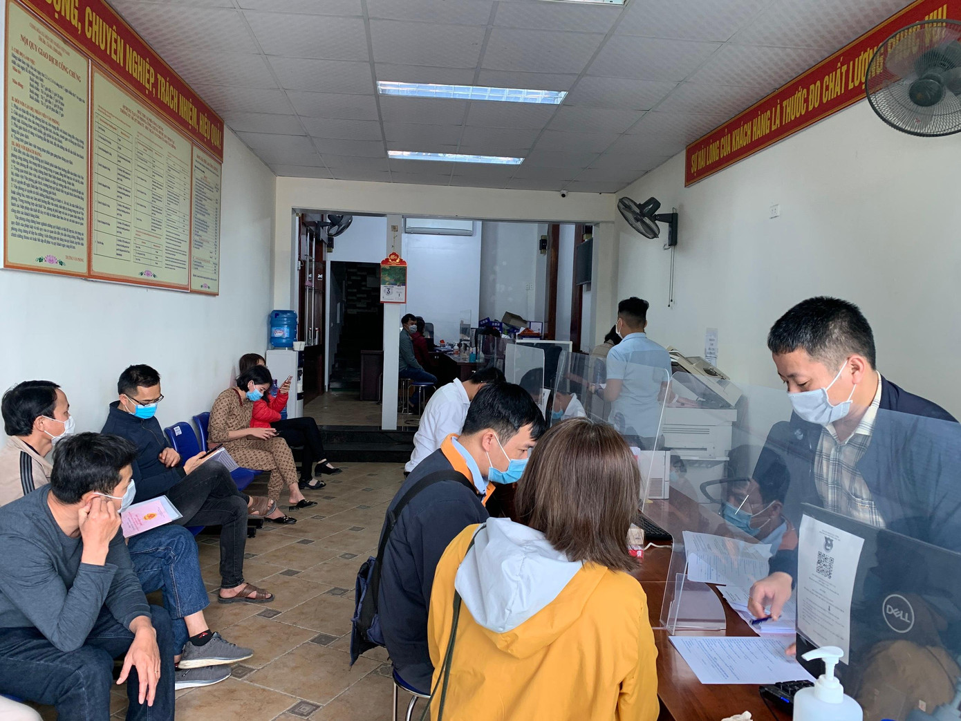 Thị trường BĐS sôi động, doanh nghiệp môi giới mọc lên nhiều, các văn phòng công chứng trên địa bàn TP Hà Tĩnh thời gian này cũng có rất đông người đến thực hiện thủ tục giao dịch liên quan đến đất đai.