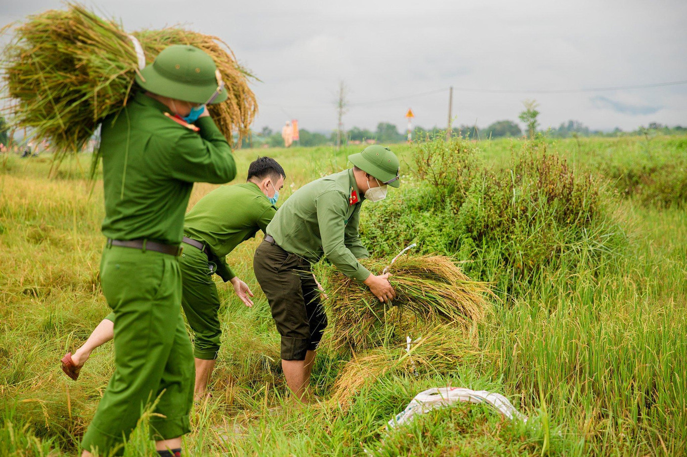 Những việc làm cụ thể, thiết thực của cán bộ, chiến sĩ Công an huyện Hương Sơn đã để lại ấn tượng và tình cảm tốt đẹp trong lòng Nhân dân về hình ảnh người cán bộ chiến sĩ “Vì nước quên thân, vì dân phục vụ”.