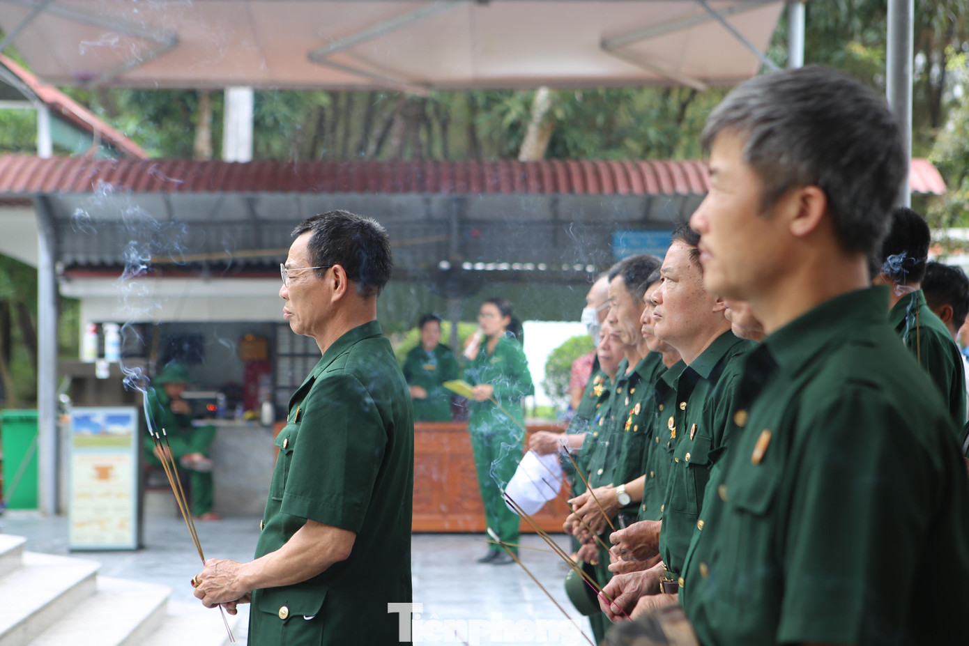 Ông Trần Đình Uớc - Trưởng ban quản lý Khu di tích Ngã ba Đồng Lộc cho biết, trong ngày đầu dịp nghỉ lễ, khu di tích đón khoảng 3.000 lượt khách tham quan. Trong những ngày tới số lượng du khách dự kiến sẽ rất đông. Ông Trần Đình Uớc - Trưởng ban quản lý Khu di tích Ngã ba Đồng Lộc cho biết, trong ngày đầu dịp nghỉ lễ, khu di tích đón khoảng 3.000 lượt khách tham quan. Trong những ngày tới số lượng du khách dự kiến sẽ rất đông.