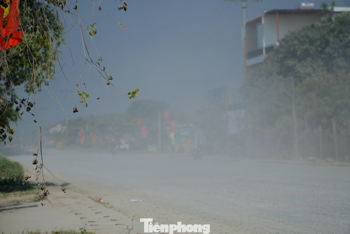 Bụi từ đường đang thi công không chỉ bay vào nhà dân mà cả những dãy cây ven đường cũng bị bụi bám thành một lớp trắng xóa. Bụi từ đường đang thi công không chỉ bay vào nhà dân mà cả những dãy cây ven đường cũng bị bụi bám thành một lớp trắng xóa.