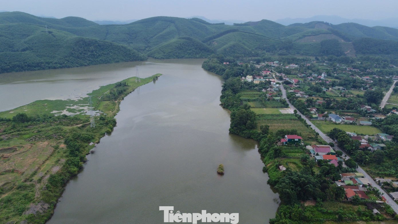 Dòng nước từ hồ Ngàn Trươi Cẩm Trang chảy xuống vùng hạ du để phục vụ tưới tiêu cho nông nghiệp. Dòng nước từ hồ Ngàn Trươi Cẩm Trang chảy xuống vùng hạ du để phục vụ tưới tiêu cho nông nghiệp.