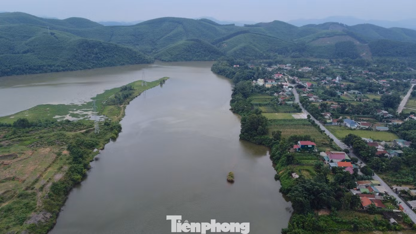 Dòng nước từ hồ Ngàn Trươi Cẩm Trang chảy xuống vùng hạ du để phục vụ tưới tiêu cho nông nghiệp. Dòng nước từ hồ Ngàn Trươi Cẩm Trang chảy xuống vùng hạ du để phục vụ tưới tiêu cho nông nghiệp.