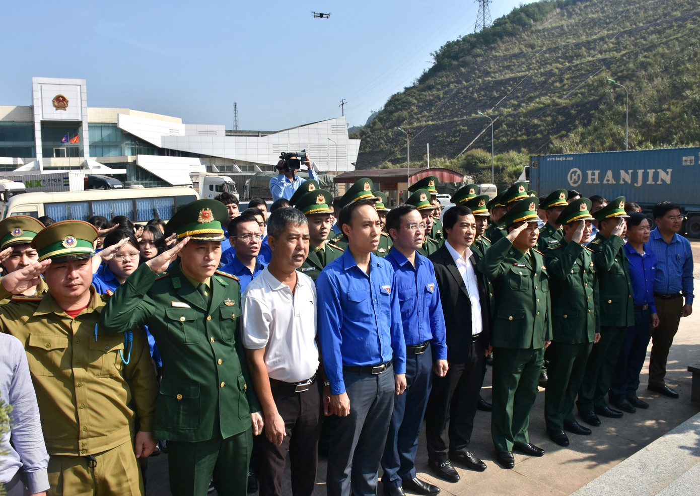 Tham dự chương trình có đại diện lãnh đạo Ban Dân vận Tỉnh ủy, Bộ Chỉ huy Bộ đội Biên phòng tỉnh, Thường trực Tỉnh Đoàn, Hội LHTN Việt Nam tỉnh, lãnh đạo huyện Hương Sơn, Đồn Biên phòng CKQT Cầu Treo, các đơn vị tài trợ, phối hợp cùng các bạn ĐVTN.