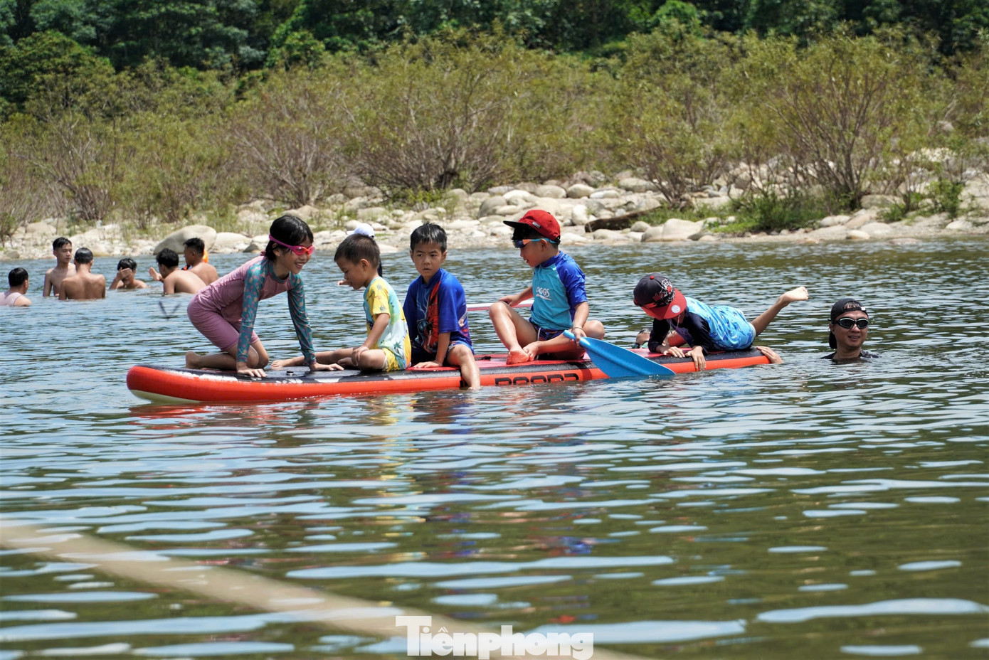 “Ngày đầu nghỉ lễ, tôi chọn nơi đây để đưa gia đình lên tắm và vui chơi vì giờ hiếm có những không gian tự nhiên như thế này. Ngoài tắm suối mát lành, hoà mình vào thiên nhiên nơi đây cũng có các dịch vụ kèm theo như thưởng thức đặc sản miền núi nên ai cũng thích thú", anh Nguyễn Huy Tùng (40 tuổi, trú thành phố Vinh, Nghệ An) chia sẻ.