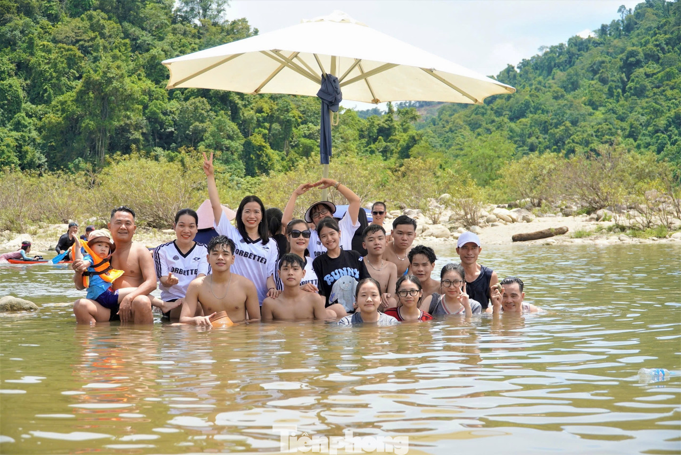 Nhiều gia đình chọn địa điểm suối rừng tự nhiên để vui chơi trong dịp nghỉ lễ.