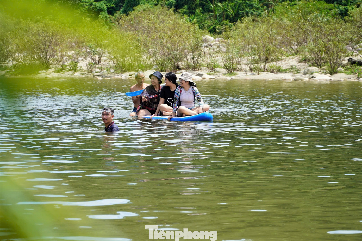 Khe suối mát lành là nơi giải nhiệt miễn phí, lý thú cho người dân trong và ngoài tỉnh.