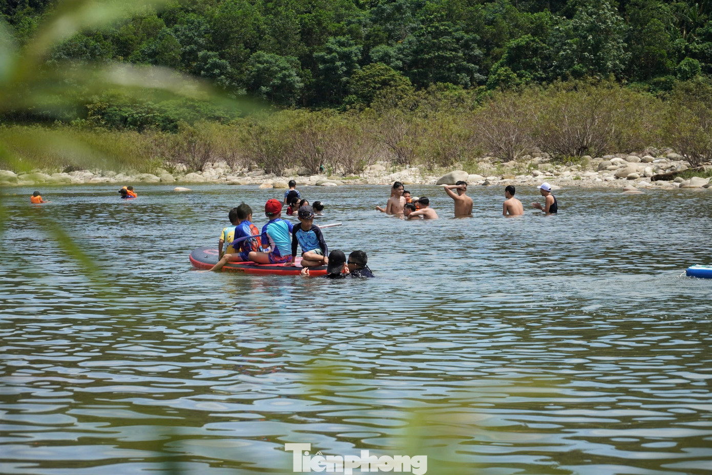 Ngày đầu nghỉ lễ Quốc khánh 2/9 nhiều người dân đổ xô lên khu vực rừng ở huyện Hương Sơn (Hà Tĩnh) để vui chơi. Đây là khe suối Rào Àn (xã Sơn Kim 1), nguồn nước suối tự nhiên nằm đầu nguồn ở huyện Hương Sơn.
