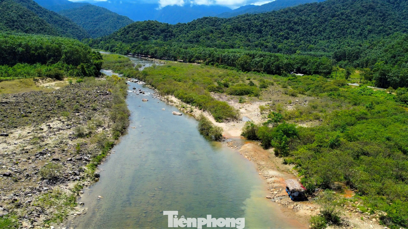 Dòng nước suối trong veo, lọt thỏm giữa núi rừng biên giới, nằm cách xa khu dân cư. Nhiều năm qua đây trở thành điểm đến của nhiều du khách thích phong cảnh tự nhiên.