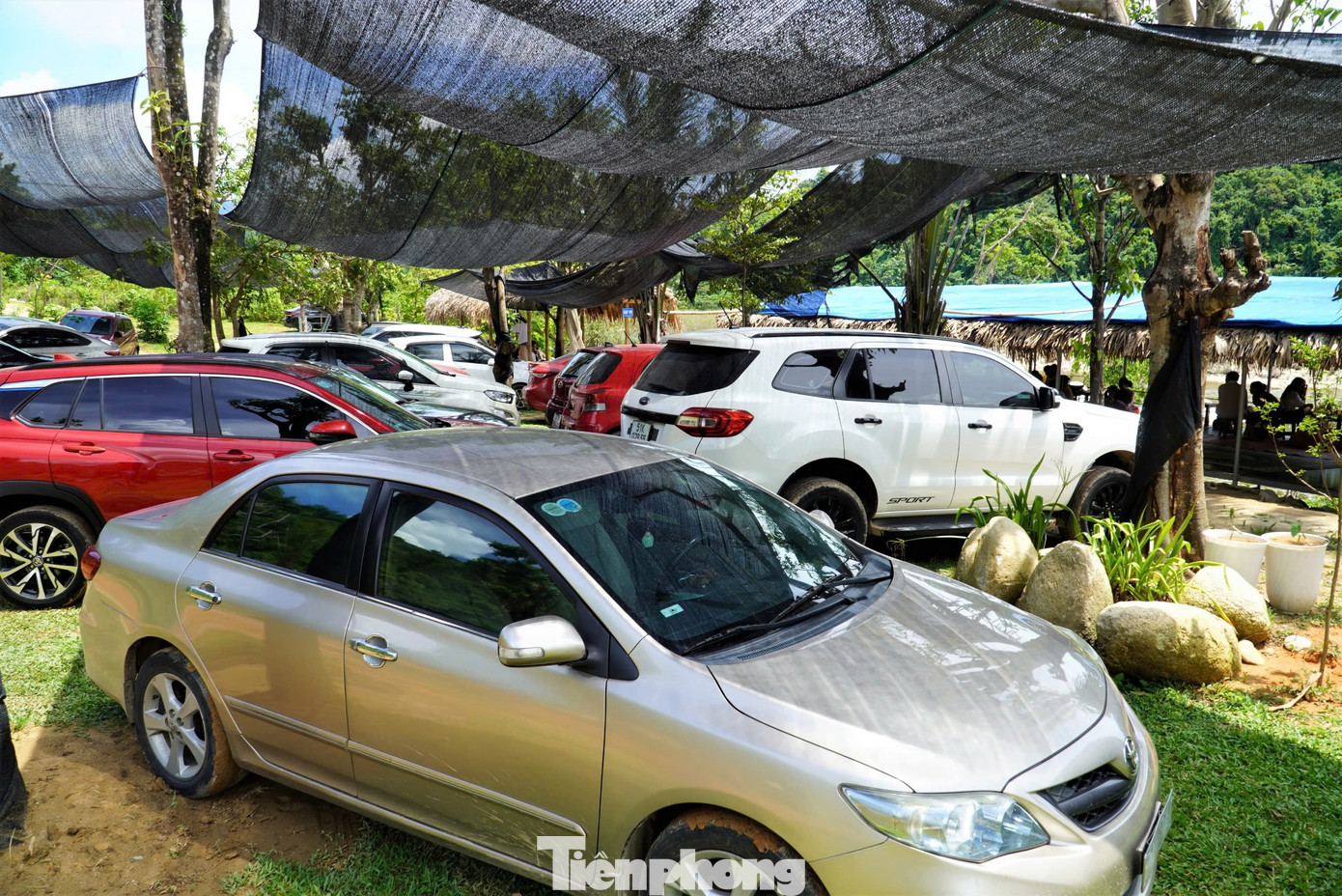 Xe ô tô đậu kín chỗ trước cổng vào khu vực suối.