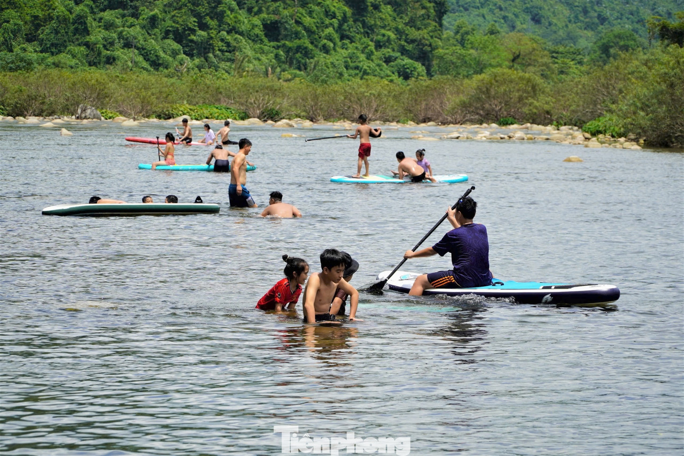 Các em học sinh hào hứng vui chơi trước khi vào năm học mới.