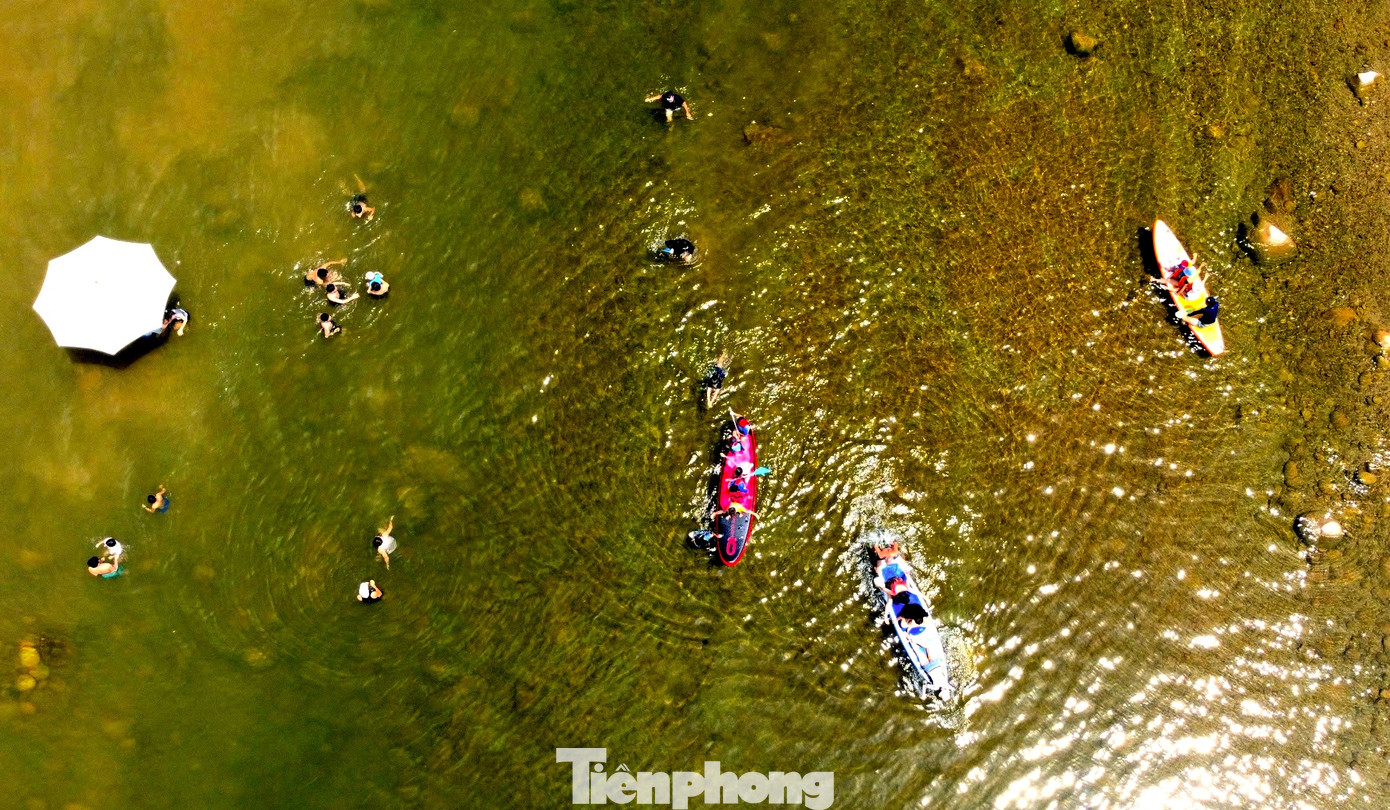 Khu vực suối Rào Àn cách thành phố Hà Tĩnh hơn 100 km về phía Tây. Những dịp cuối tuần, nơi đây thu hút nhiều du khách trong và ngoài tỉnh về tắm mát, tránh cái nắng nóng khắc nghiệt. Đặc biệt, vào dịp lễ đón cả ngàn lượt khách.