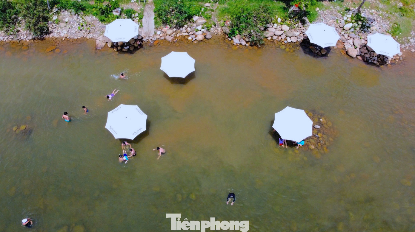 Người dân vào rừng tắm suối có đủ lứa tuổi từ người già đến trẻ em, nhưng đông nhất là thanh thiếu niên.