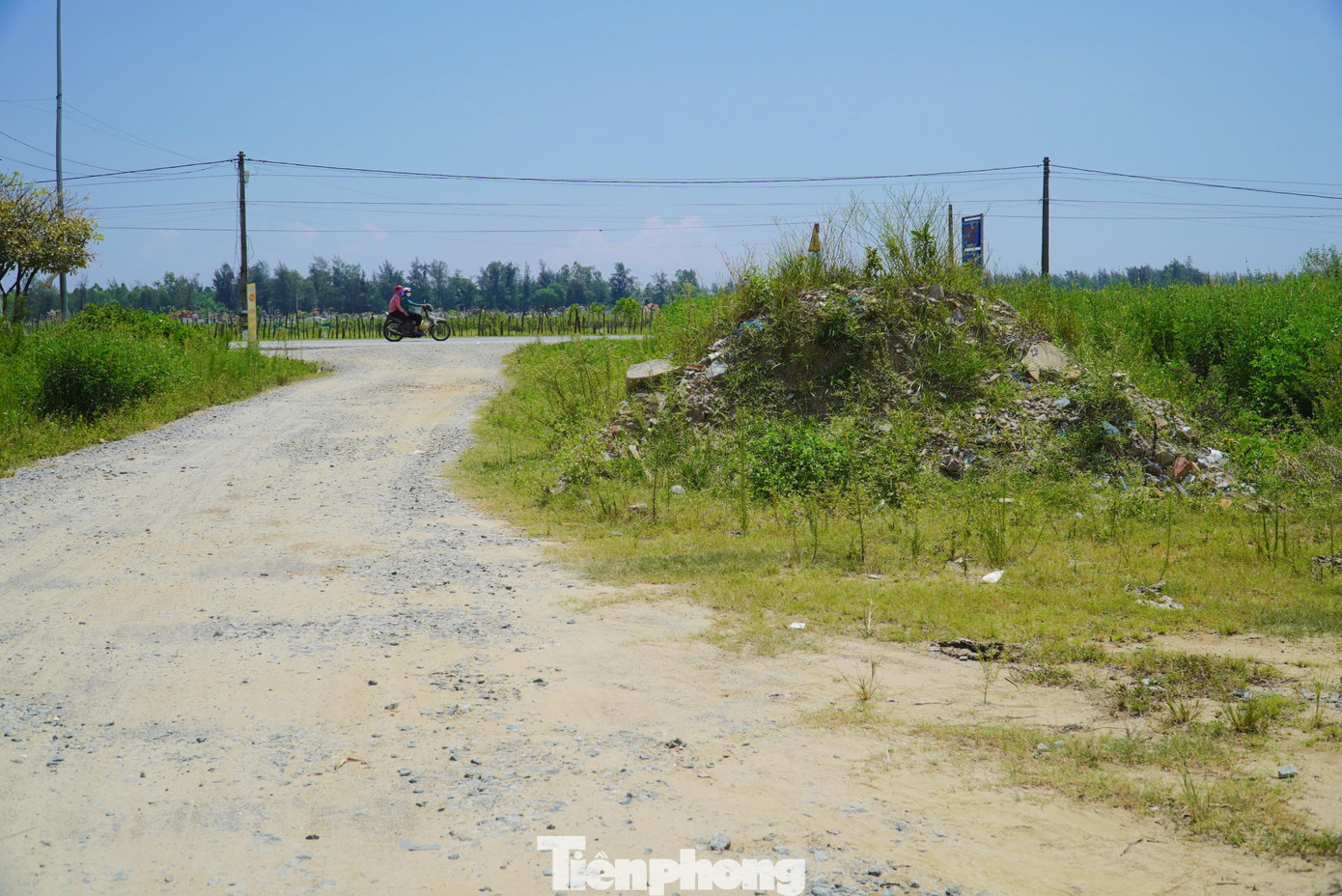 Đại diện UBND xã Cương Gián cho biết, việc đường đấu nối từ đường 22/12 vào khu đô thị vẫn chưa thực hiện do vướng mắc trong giải phóng mặt bằng, chủ đầu tư vẫn chưa thực hiện chi trả tiền bồi thường xong. Chính quyền địa phương nhiều lần làm báo cáo gửi UBND huyện để làm việc với chủ đầu tư nhằm đưa ra phương án giải quyết. “Do dự án làm dở dang khiến khu đô thị bị mất mỹ quan, nhếch nhác, người dân mua đất cũng đã phản ánh nhiều lần đến xã về tình trạng này. Liên quan đến 2 tuyến đường đấu nối chưa hoàn thiện, vừa rồi địa phương cũng đã nhiều lần báo cáo đề nghị chủ đầu tư thực hiện theo hồ sơ dự án nhưng đến nay vẫn chưa hoàn thiện”, một lãnh đạo UBND xã Cương Gián thông tin.