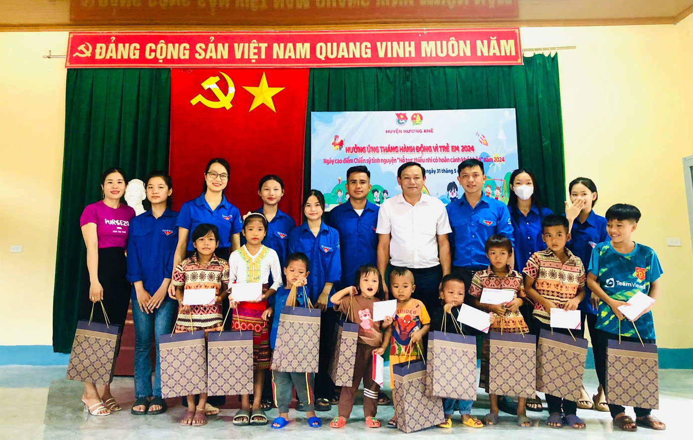 Tại huyện Hương Khê tổ chức trao tặng quà cho các em nhỏ có hoàn cảnh khó khăn.