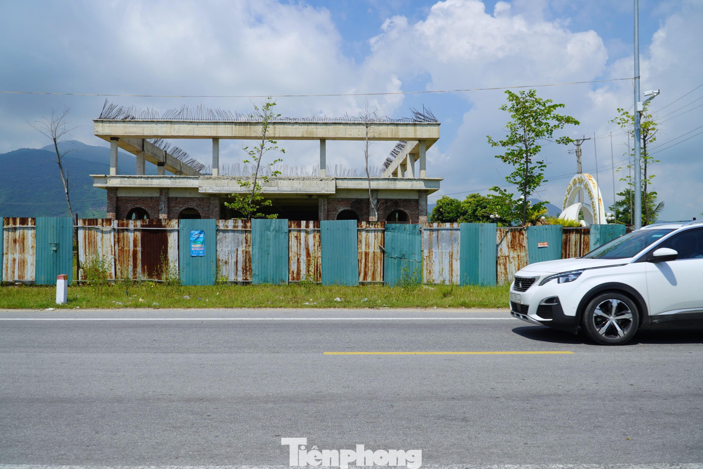 “Do dự án làm dở dang khiến khu đô thị bị mất mỹ quan, nhếch nhác, người dân mua đất cũng đã phản ánh nhiều lần đến xã về tình trạng này. Liên quan đến 2 tuyến đường đấu nối chưa hoàn thiện, vừa rồi địa phương cũng đã nhiều lần báo cáo đề nghị chủ đầu tư thực hiện theo hồ sơ dự án nhưng đến nay vẫn chưa hoàn thiện”, một lãnh đạo UBND xã Cương Gián thông tin.