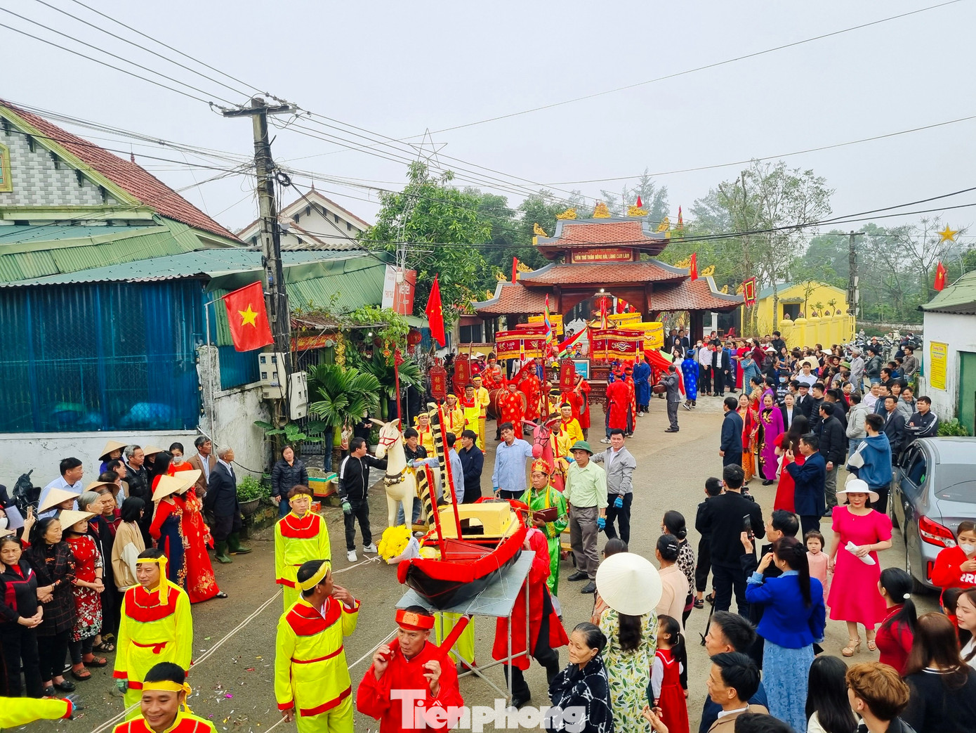 Ban lễ nghi làng Cam Lâm (xã Xuân Liên, huyện Nghi Xuân) vừa tổ chức lễ cầu ngư. Lễ hội được tổ chức tại đền Đông Hải (nơi thờ cá Voi) ở làng Cam Lâm, sau khi làm lễ xong, người dân bắt đầu rước ngư thần ra biển. Ban lễ nghi làng Cam Lâm (xã Xuân Liên, huyện Nghi Xuân) vừa tổ chức lễ cầu ngư. Lễ hội được tổ chức tại đền Đông Hải (nơi thờ cá Voi) ở làng Cam Lâm, sau khi làm lễ xong, người dân bắt đầu rước ngư thần ra biển.