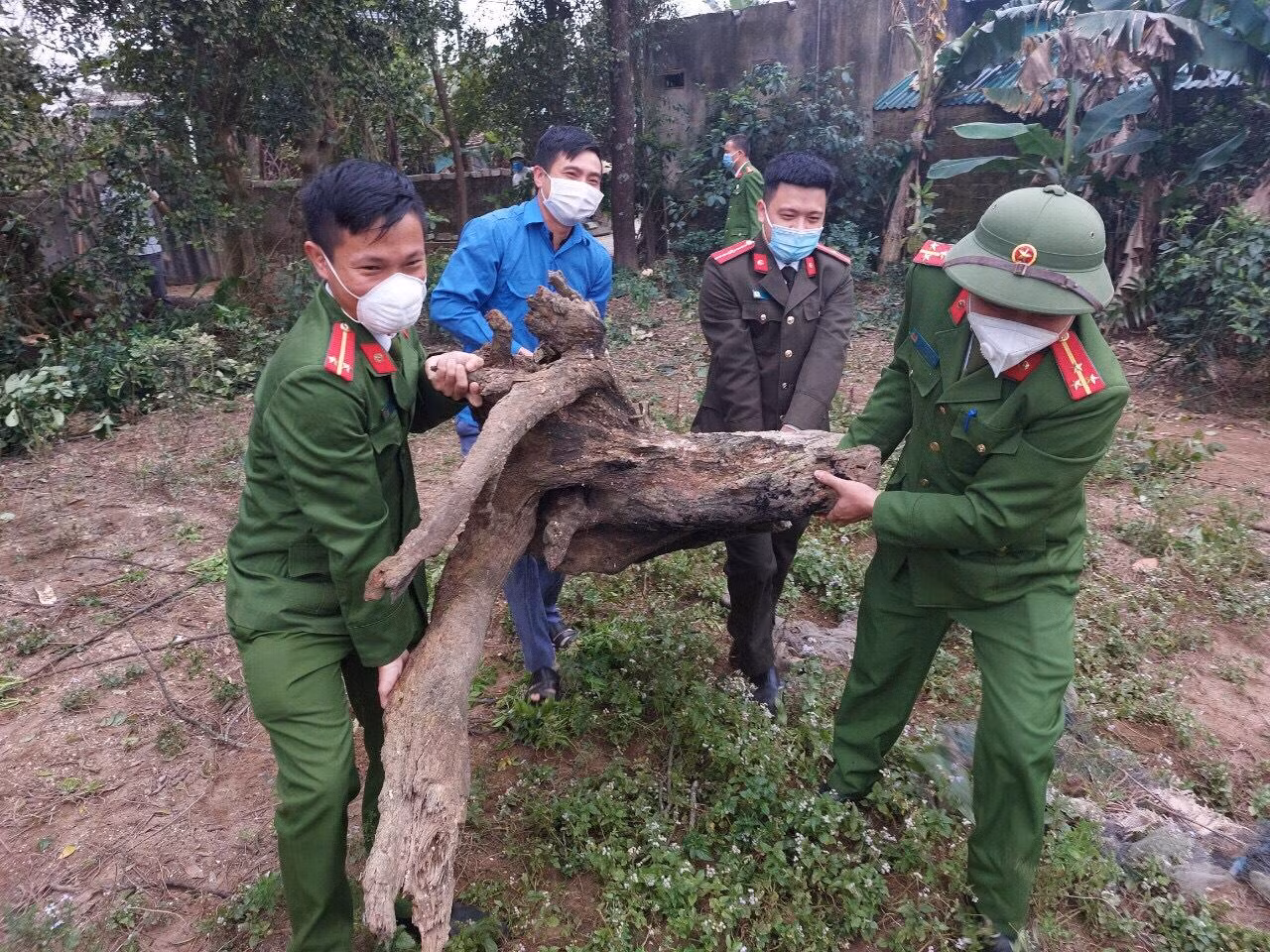 Tuần đầu Tháng Thanh niên, huyện Lộc Hà tiếp tục triển khai các hoạt động như chỉnh trang lại khuôn viên đường xá, hỗ trợ người dân thu dọn vườn tược... Tuổi trẻ Nghi Xuân thành lập 17 Đội Thanh niên tình nguyện chăm sóc, hỗ trợ các bệnh nhân COVID-19 tại nhà. Đội thanh niên sẽ hỗ trợ vận chuyển hàng hoá; kêu gọi hỗ trợ các bữa ăn, hỗ trợ lương thực thực phẩm miễn phí cho các bệnh nhân mắc COVID-19 có hoàn cảnh khó khăn.