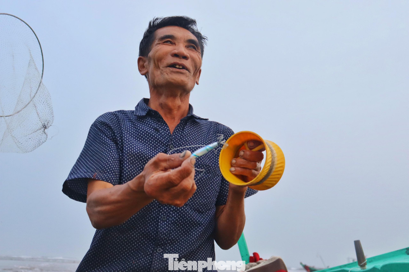 Dụng cụ để câu mực cũng rất đơn giản không cầu kỳ, chỉ một chiếc cần câu bằng tre dài khoảng 1m, có dính mồi giả. Trên thuyền có gắn đèn chiếu sáng để mỗi khi màn đêm buông xuống bật đèn để “nhử” mực cắn câu.