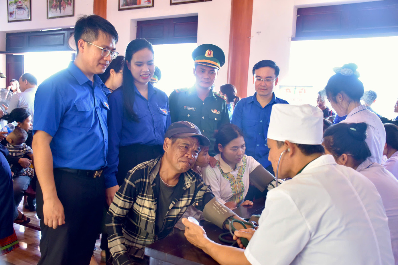 Lực lượng y tế cùng tham gia khám, tư vấn, cấp phát thuốc miễn phí.