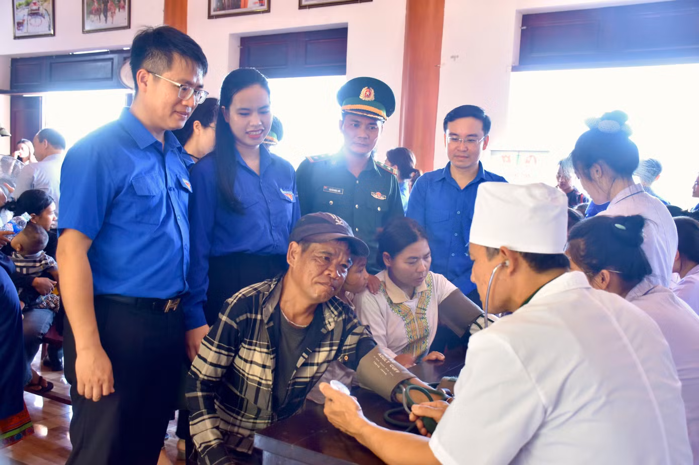 Lực lượng y tế cùng tham gia khám, tư vấn, cấp phát thuốc miễn phí.