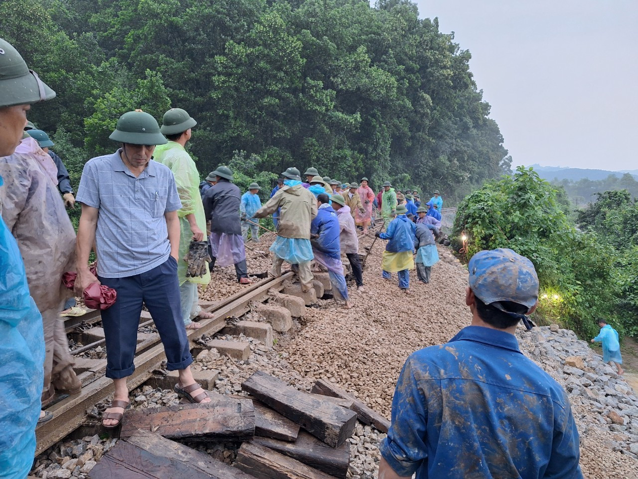 Lực lượng khắc phục sự cố sạt lở đường sắt.