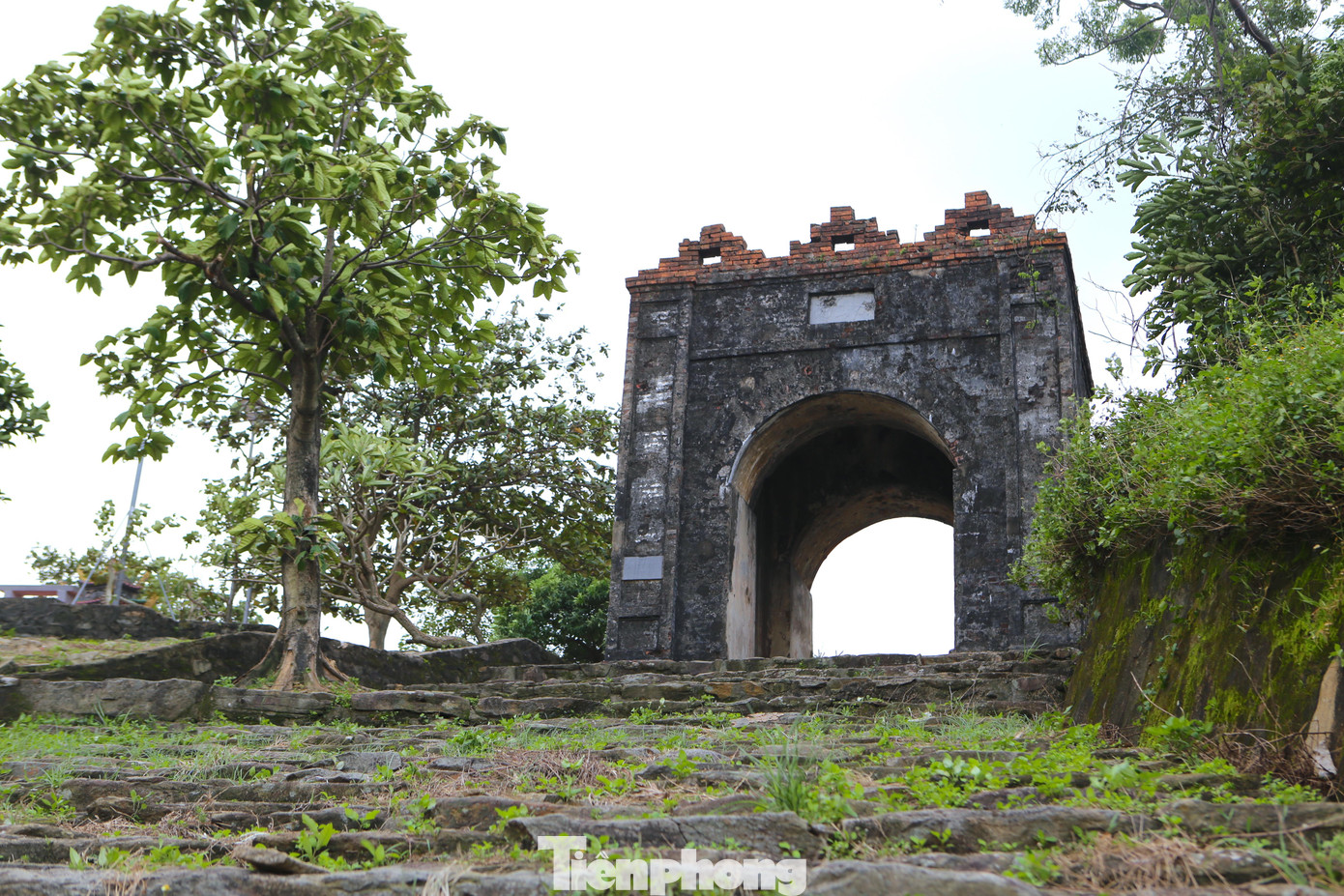 “Cổng trời” trên đỉnh Đèo Ngang là di tích cửa ải Hoành Sơn Quan nằm giáp ranh giữa hai tỉnh Hà Tĩnh và Quảng Bình. Di tích được xây dựng vào năm 1833, thời vua Minh Mạng để kiểm soát việc qua đèo.