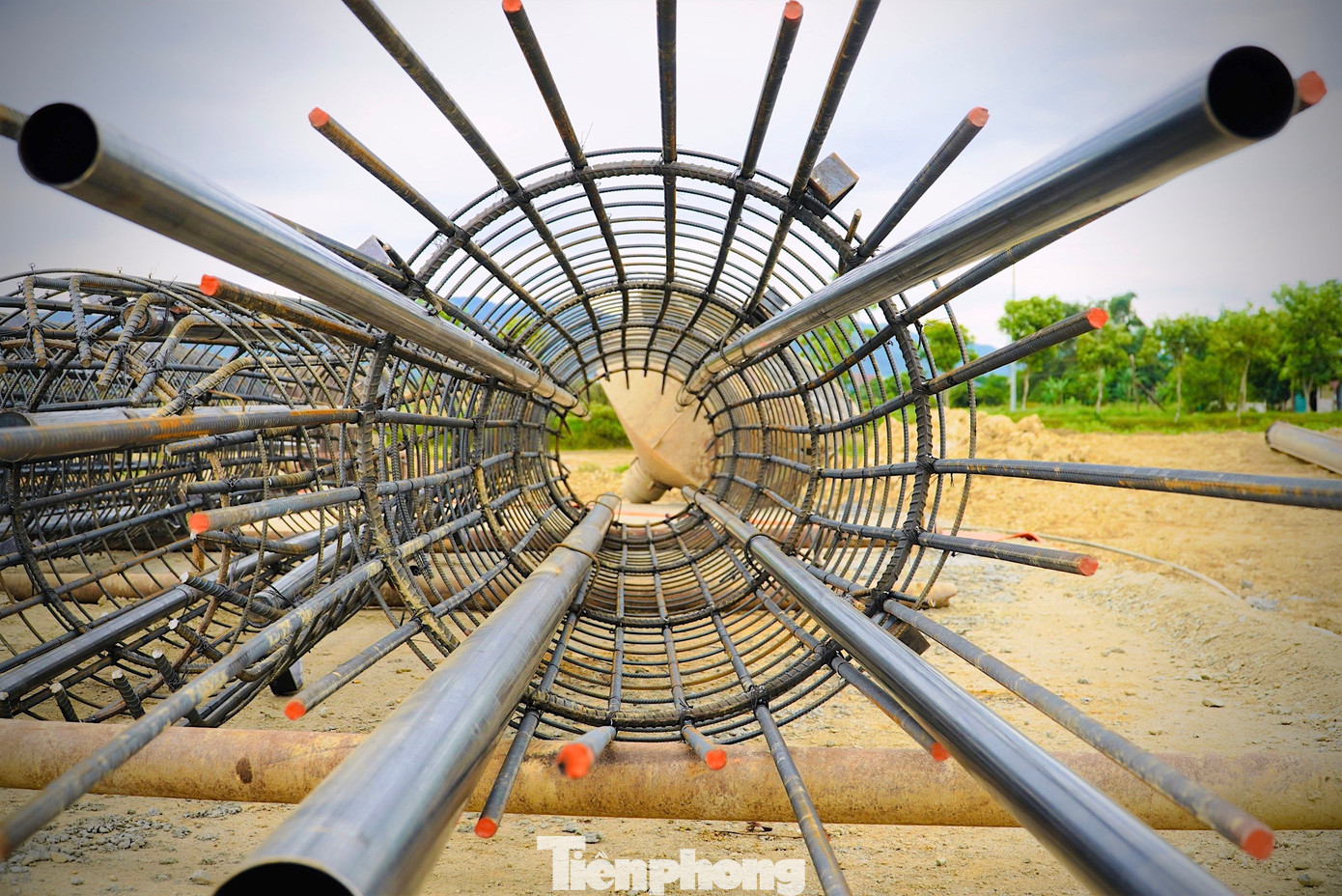 Đại diện đơn vị thực hiện dự án cho biết thêm, quá trình thi công gặp khó khăn khi có sự biến động tăng giá nhiên liệu, vật liệu xây dựng...