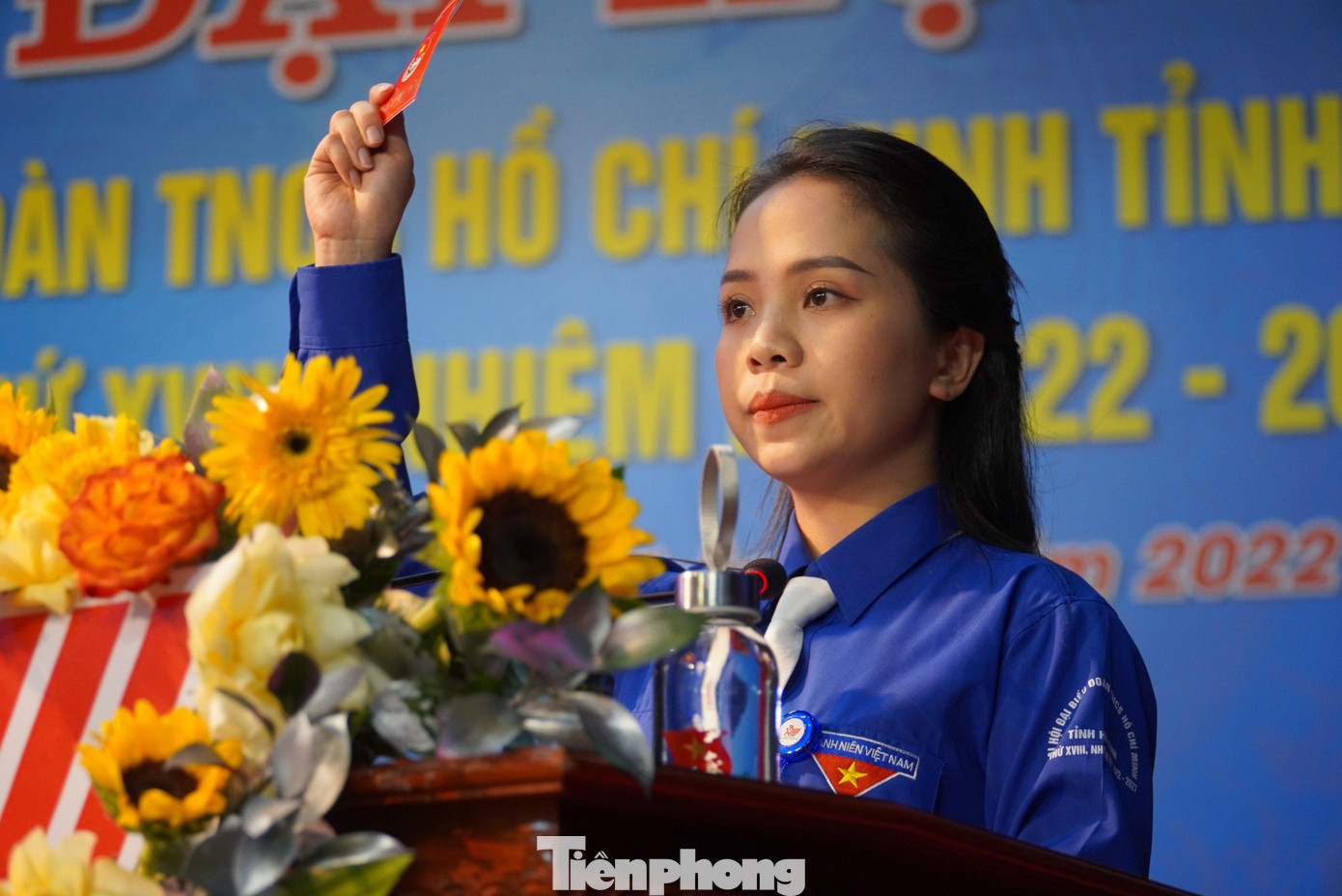 Tại Phiên làm việc thứ nhất, Ban Chấp hành khóa 17 đã kiểm điểm nghiêm túc, thẳng thắn trước Đại hội, đúc rút những bài học kinh nghiệm trong công tác lãnh đạo, chỉ đạo công tác Đoàn và phong trào thanh thiếu nhi. Trong ảnh chị Phan Thị Quỳnh Hương - Bí thư Đoàn Khối các cơ quan và doanh nghiệp tỉnh thông qua nội quy Đại hội. Tại Phiên làm việc thứ nhất, Ban Chấp hành khóa 17 đã kiểm điểm nghiêm túc, thẳng thắn trước Đại hội, đúc rút những bài học kinh nghiệm trong công tác lãnh đạo, chỉ đạo công tác Đoàn và phong trào thanh thiếu nhi. Trong ảnh chị Phan Thị Quỳnh Hương - Bí thư Đoàn Khối các cơ quan và doanh nghiệp tỉnh thông qua nội quy Đại hội.