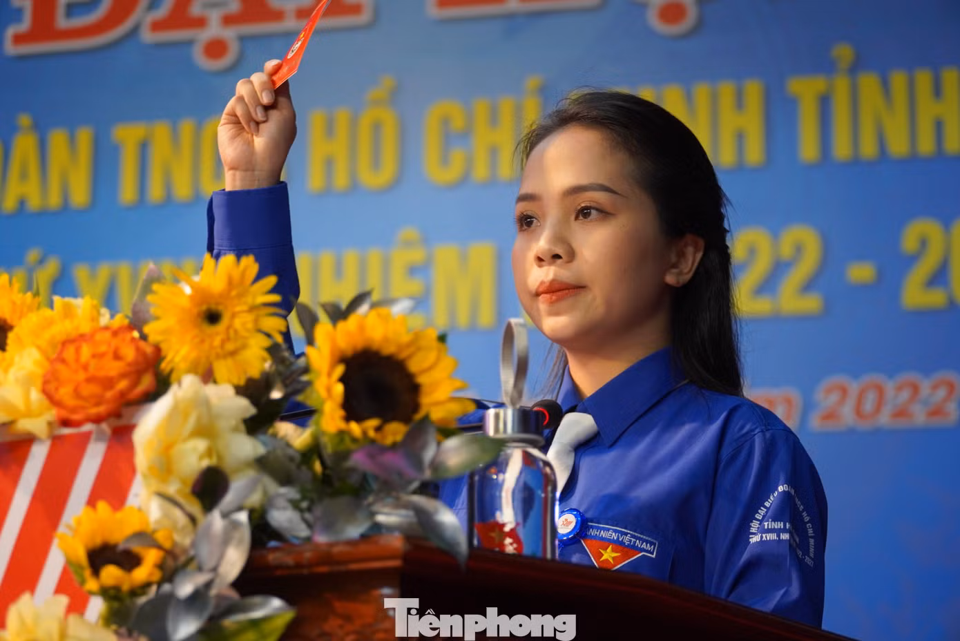 Tại Phiên làm việc thứ nhất, Ban Chấp hành khóa 17 đã kiểm điểm nghiêm túc, thẳng thắn trước Đại hội, đúc rút những bài học kinh nghiệm trong công tác lãnh đạo, chỉ đạo công tác Đoàn và phong trào thanh thiếu nhi. Trong ảnh chị Phan Thị Quỳnh Hương - Bí thư Đoàn Khối các cơ quan và doanh nghiệp tỉnh thông qua nội quy Đại hội.