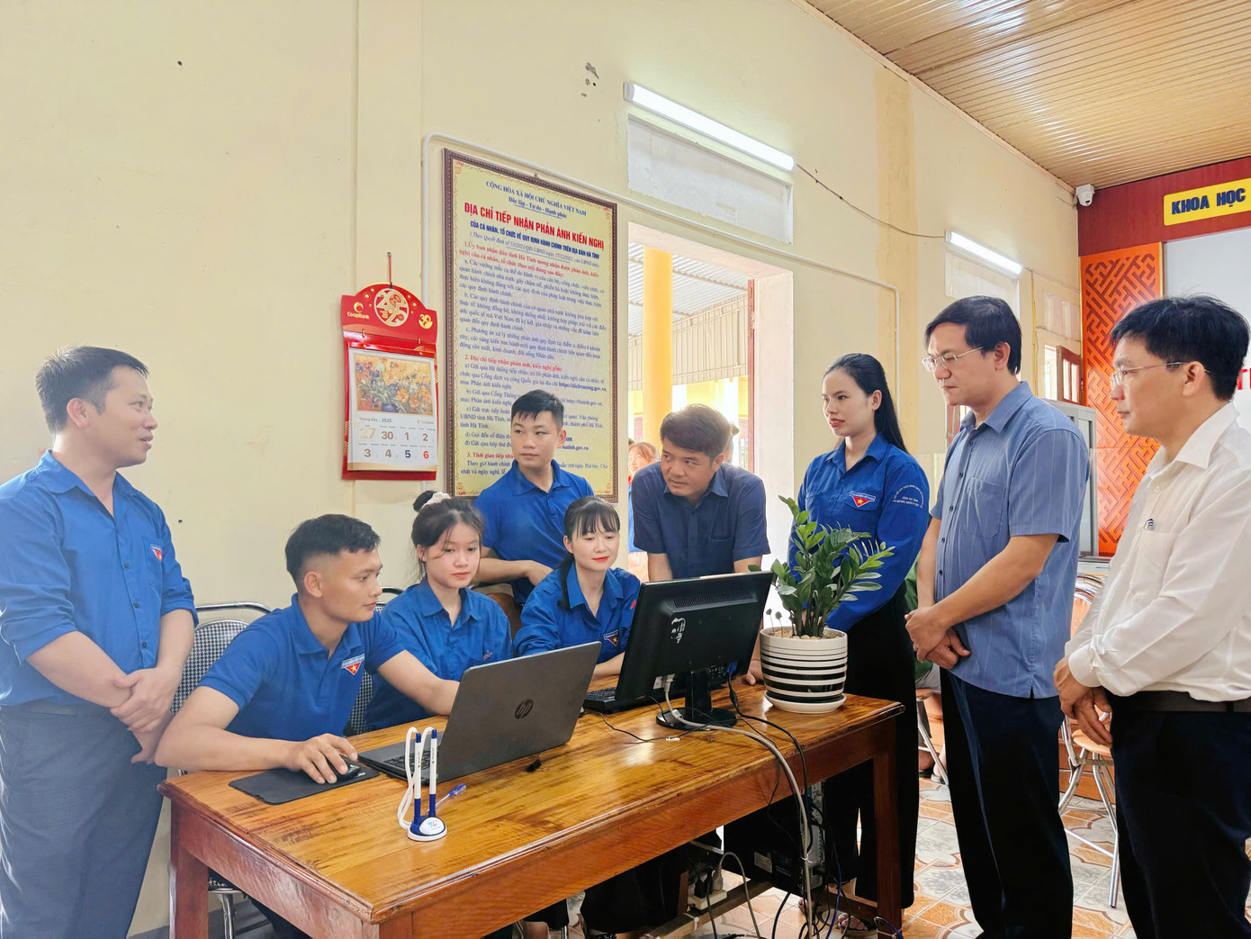 Theo chị Nguyễn Ny Hương – Bí thư Tỉnh Đoàn, Phó Chủ tịch Ủy ban MTTQ Việt Nam tỉnh Hà Tĩnh, trong hôm nay có hơn 1.150 đoàn viên, thanh niên của các đội hình trên toàn tỉnh có mặt tại các điểm giao dịch hành chính công cấp xã, phường để trực tiếp hỗ trợ người dân thực hiện các thủ tục trên Cổng dịch vụ công quốc gia. Cùng với đó hướng dẫn cài đặt và sử dụng ứng dụng VNeID, khai thác thông tin cá nhân số, nộp hồ sơ trực tuyến, thực hiện xác thực định danh điện tử...