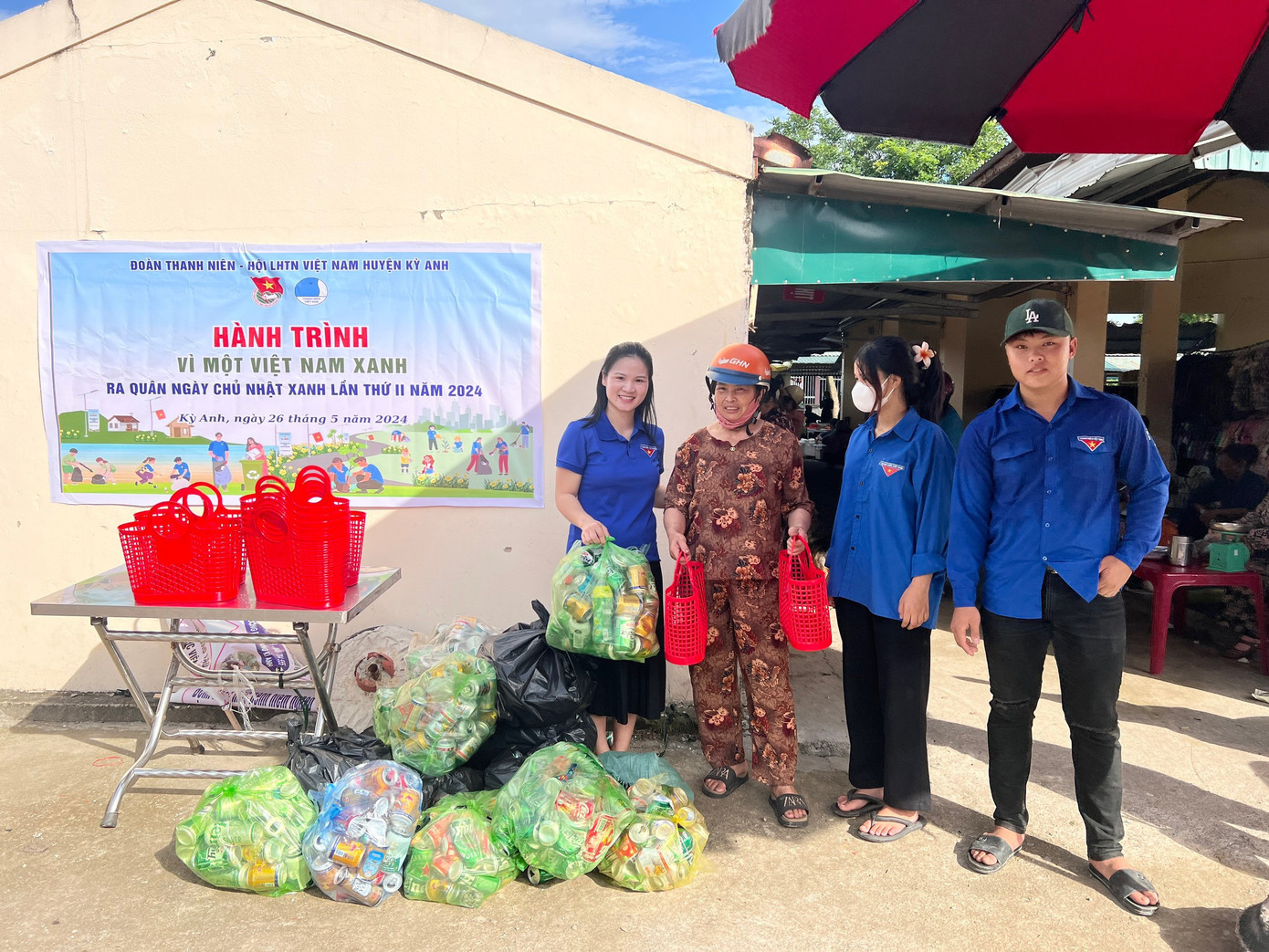 Còn tại huyện Kỳ Anh, tuổi trẻ địa phương đã triển khai hành trình &quot;Vì một Việt Nam xanh&quot; thành lập điểm đổi rác thải nhựa lấy làn nhựa đi chợ. Hoạt động này hướng tới việc người dân hạn chế tối đa sử dụng túi nilon nhằm bảo vệ môi trường.