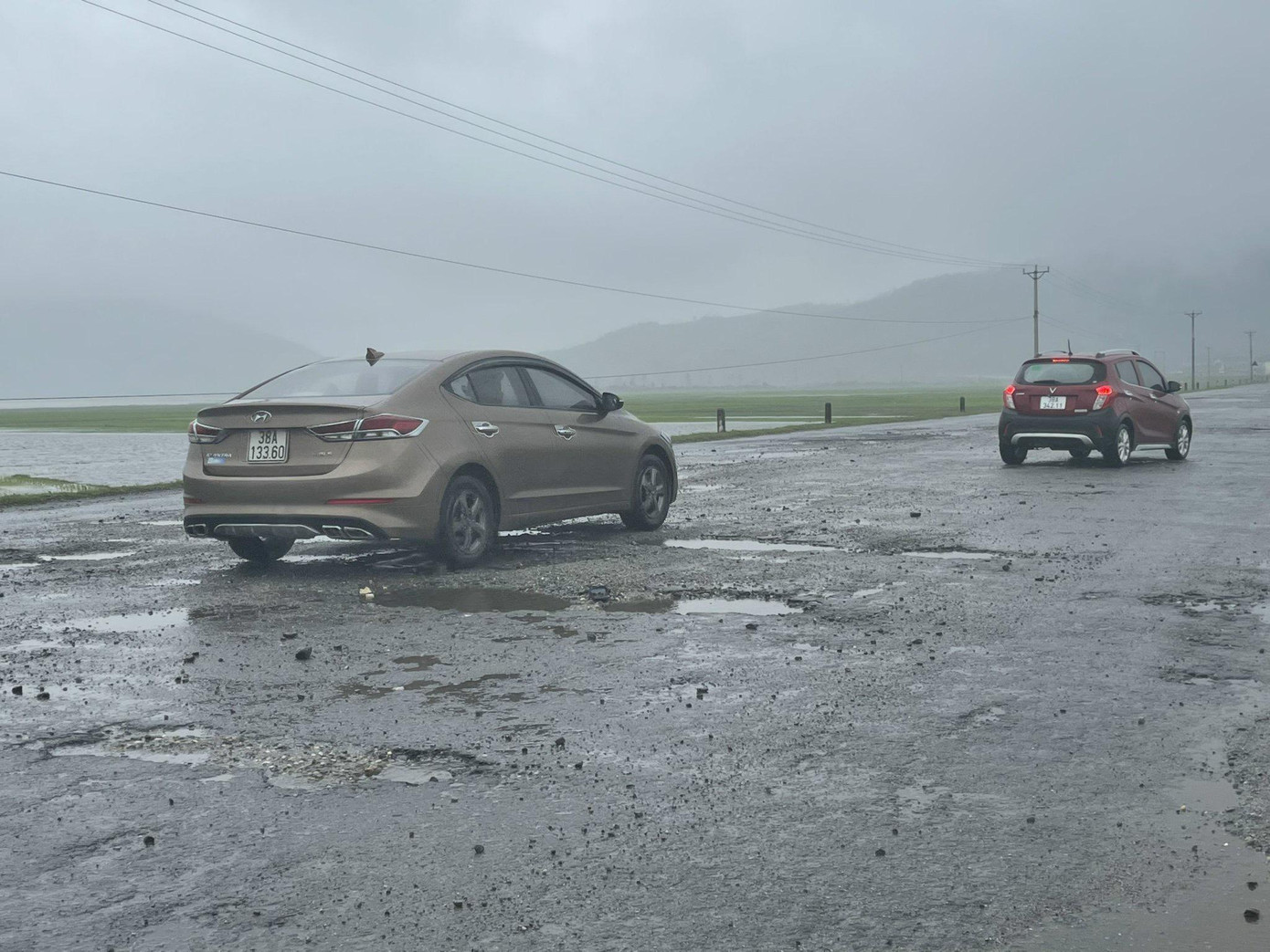 Phương tiện di chuyển qua tuyến đường này phải di chuyển với tốc độ chậm, quan sát kỹ để tránh những hố sâu.