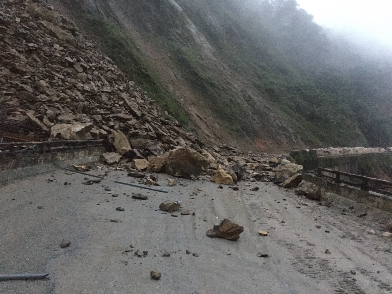 Khoảng 80m3 đất đá sạt lở đổ ập xuống đường.