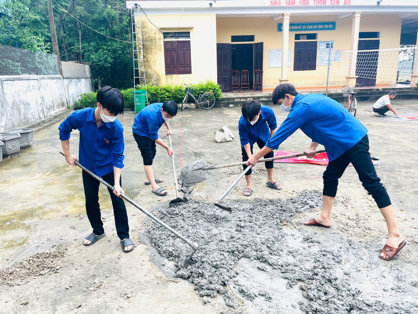Các cơ sở đoàn chỉnh trang nhà văn hoá cộng đồng, lao động vệ sinh, trồng cây tại các đoạn đường thanh niên tự quản...