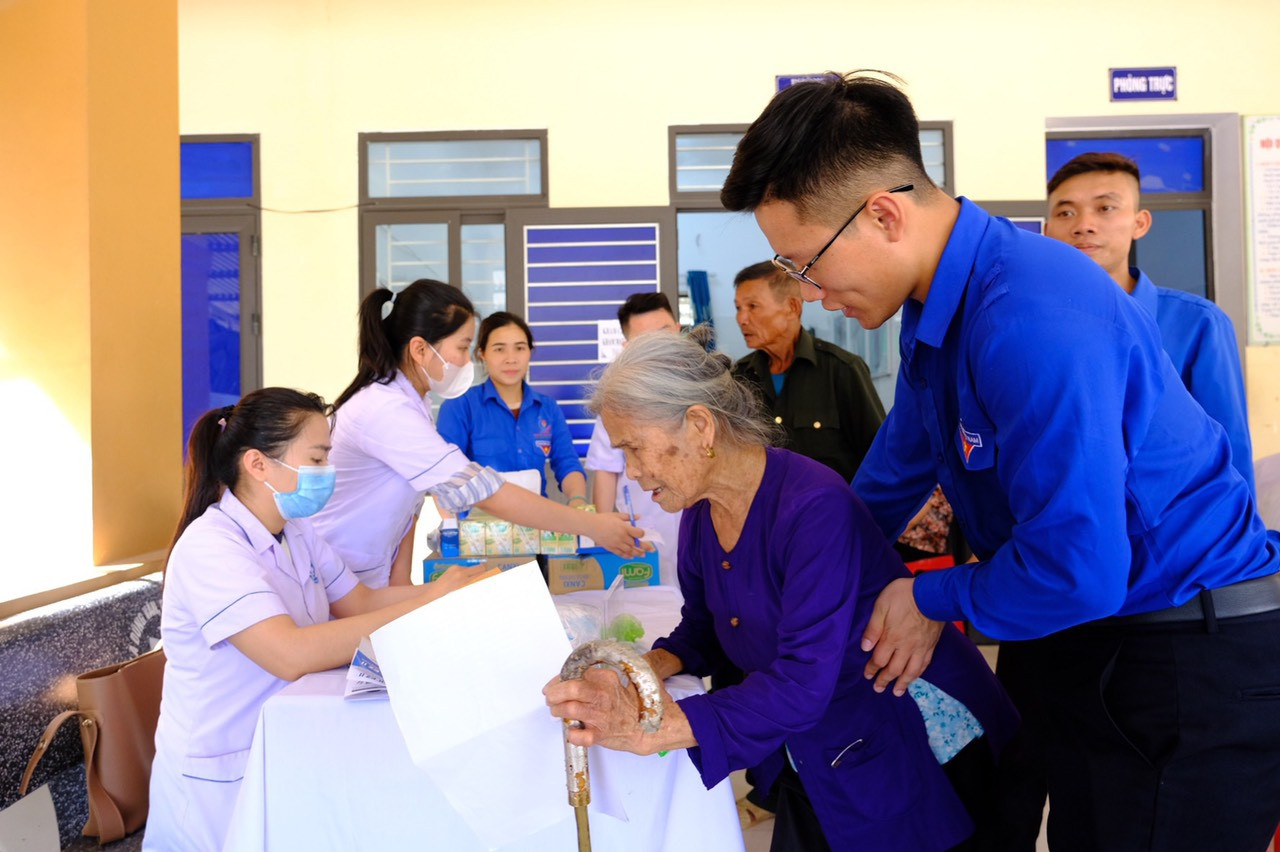 Hưởng ứng ngày cao điểm các hoạt động tri ân lực lượng thanh niên xung phong (TNXP), các cấp bộ Đoàn trên địa bàn tỉnh Hà Tĩnh đã đồng loạt tổ chức nhiều phần việc ý nghĩa như: Khám và cấp thuốc chữa bệnh miễn phí; tặng mô hình sinh kế, nấu những bữa cơm nghĩa tình. Trong ảnh Huyện Đoàn Kỳ Anh phối hợp Ban Thanh niên Công an tỉnh, Trung tâm Y tế Thành phố Hà Tĩnh khám và cấp phát thuốc miễn phí cho 107 thanh niên xung phong, người già, đối tượng chính sách. Hưởng ứng ngày cao điểm các hoạt động tri ân lực lượng thanh niên xung phong (TNXP), các cấp bộ Đoàn trên địa bàn tỉnh Hà Tĩnh đã đồng loạt tổ chức nhiều phần việc ý nghĩa như: Khám và cấp thuốc chữa bệnh miễn phí; tặng mô hình sinh kế, nấu những bữa cơm nghĩa tình. Trong ảnh Huyện Đoàn Kỳ Anh phối hợp Ban Thanh niên Công an tỉnh, Trung tâm Y tế Thành phố Hà Tĩnh khám và cấp phát thuốc miễn phí cho 107 thanh niên xung phong, người già, đối tượng chính sách.
