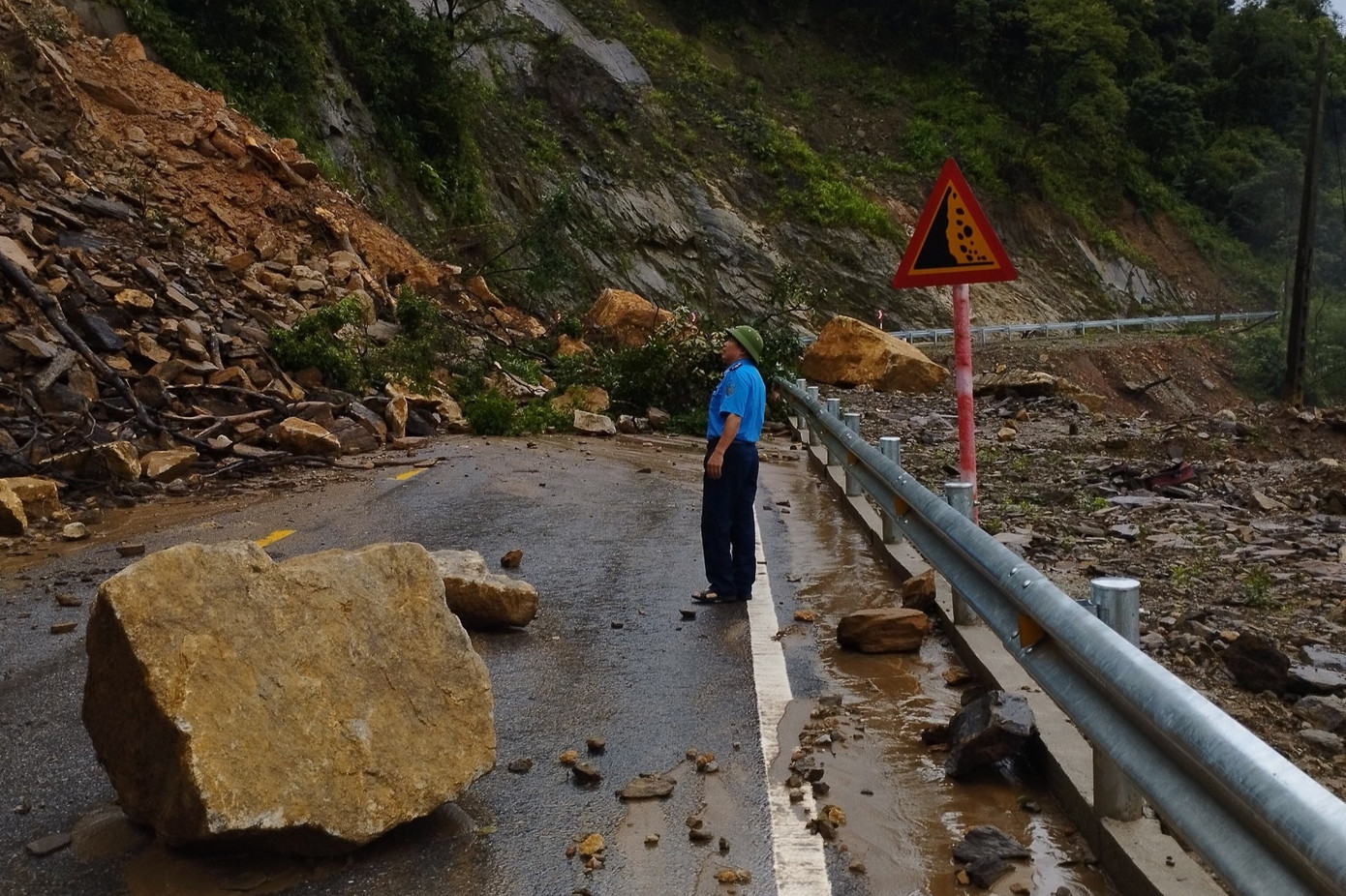 Những khối đá lớn đổ xuống đường do mưa lớn. Những khối đá lớn đổ xuống đường do mưa lớn.
