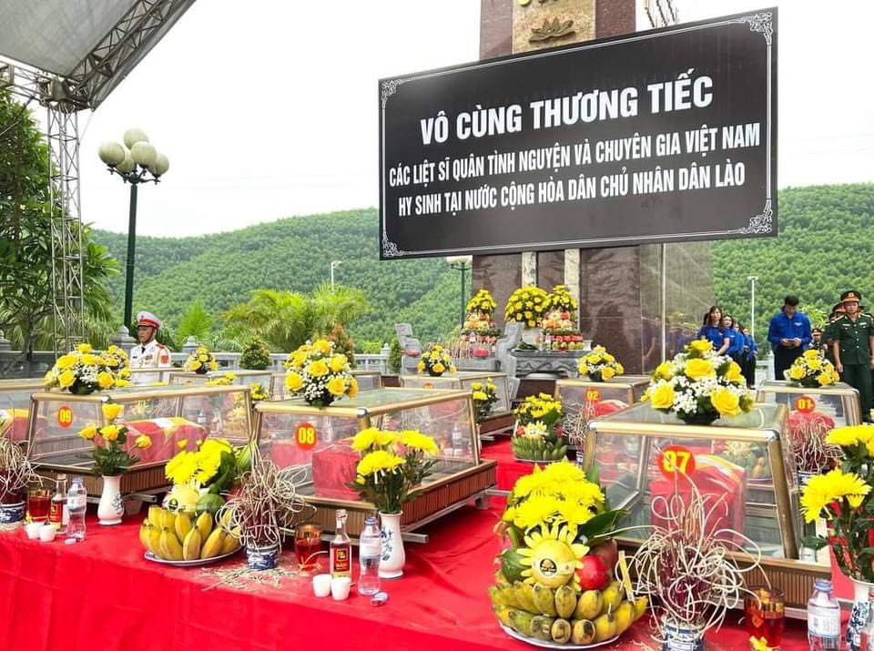 Sau Lễ truy điệu và dâng hương, 11 hài cốt liệt sĩ quân tình nguyện và chuyên gia Việt Nam hy sinh trên đất Lào được đại biểu, lãnh đạo tỉnh, đồng đội tổ chức an táng ở Nghĩa trang Liệt sĩ Quốc gia Nầm.