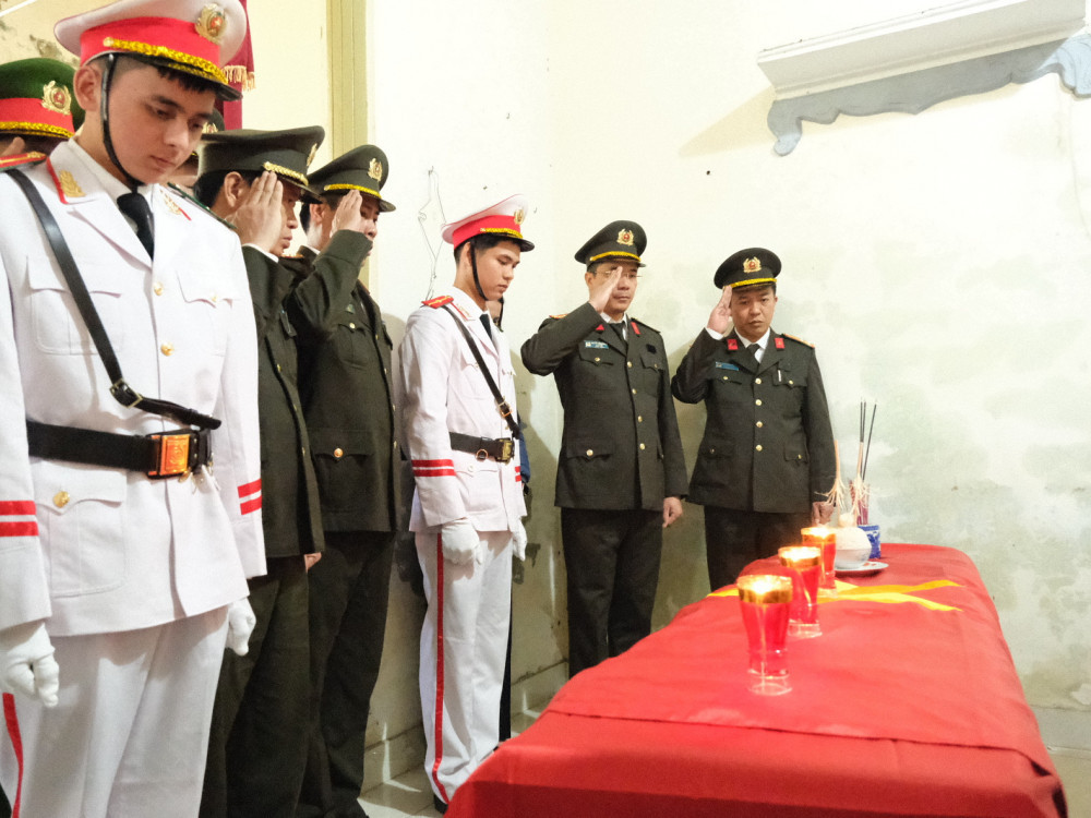 Ban Giám đốc Công an Hà Tĩnh đến viếng chiến sĩ Trần Trung Hiếu. Ảnh: Công an Hà Tĩnh. Ban Giám đốc Công an Hà Tĩnh đến viếng chiến sĩ Trần Trung Hiếu. Ảnh: Công an Hà Tĩnh.