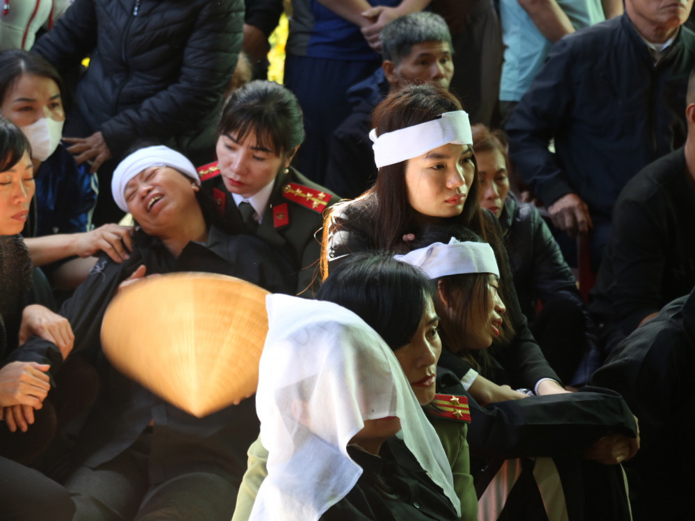 Nỗi đau của gia đình, thân nhân chiến sĩ Trần Trung Hiếu. Ảnh:Công an Hà Tĩnh. Nỗi đau của gia đình, thân nhân chiến sĩ Trần Trung Hiếu. Ảnh:Công an Hà Tĩnh.