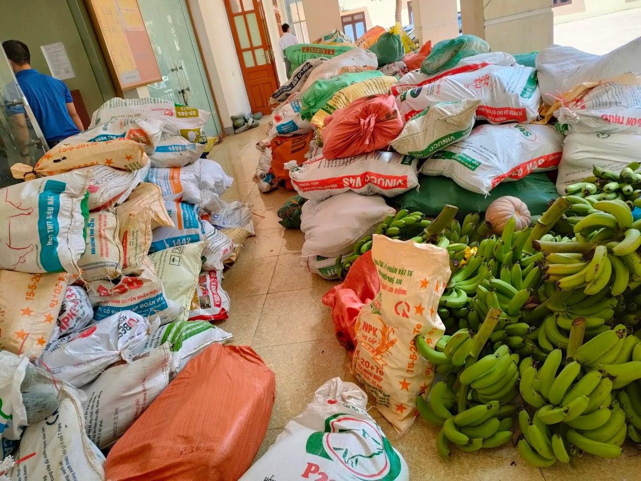 Hàng chục tấn hàng hóa, nhu yếu phẩm được người dân Hà Tĩnh gửi vào hỗ trợ người dân miền Nam sớm vượt qua đại dịch.
