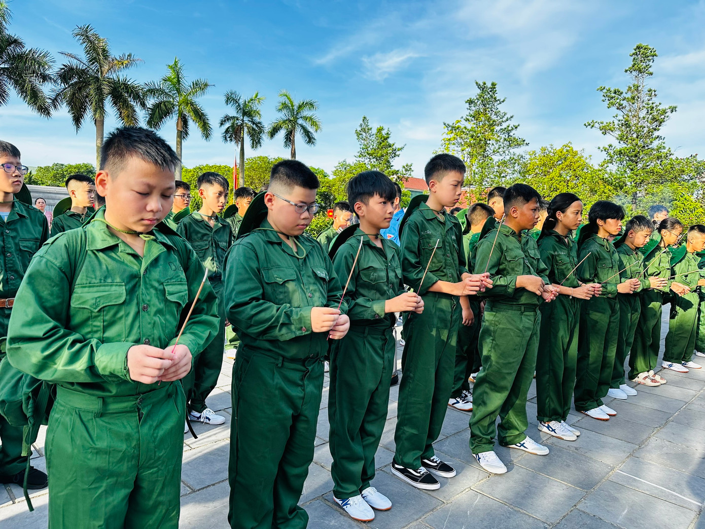 Trước đó, 100 "chiến sĩ nhí" cùng các đại biểu đã đến dâng hoa, dâng hương tại khu lưu niệm Bác Hồ về thăm Hà Tĩnh.