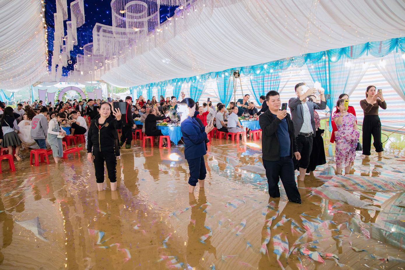 Đám cưới nước lũ ngập sâu nhưng rất đông khách đến chung vui. Đám cưới nước lũ ngập sâu nhưng rất đông khách đến chung vui.