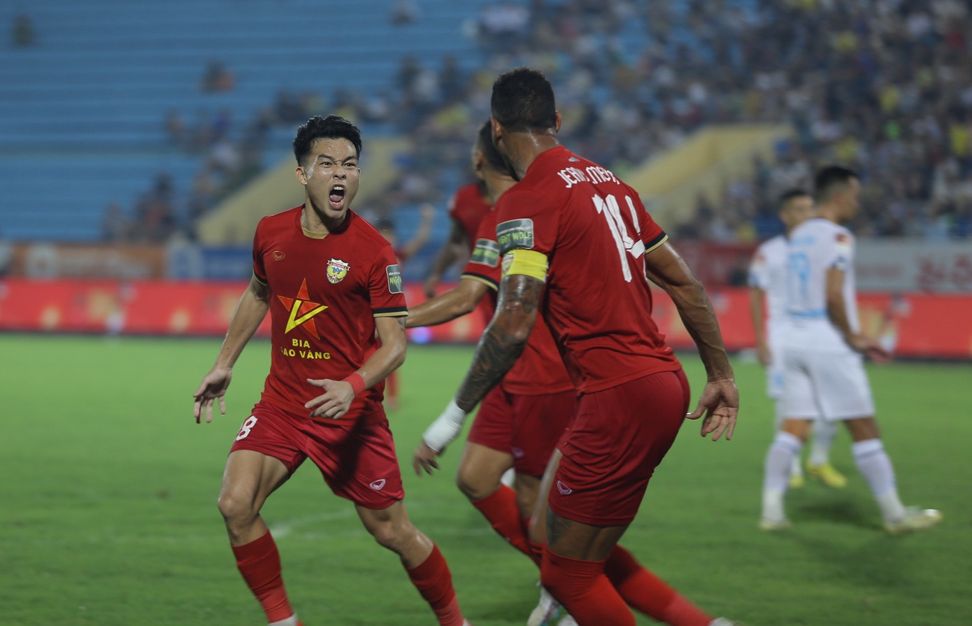 Tiền vệ Trung Học tỏa sáng ở V.League 2023. Tiền vệ Trung Học tỏa sáng ở V.League 2023.