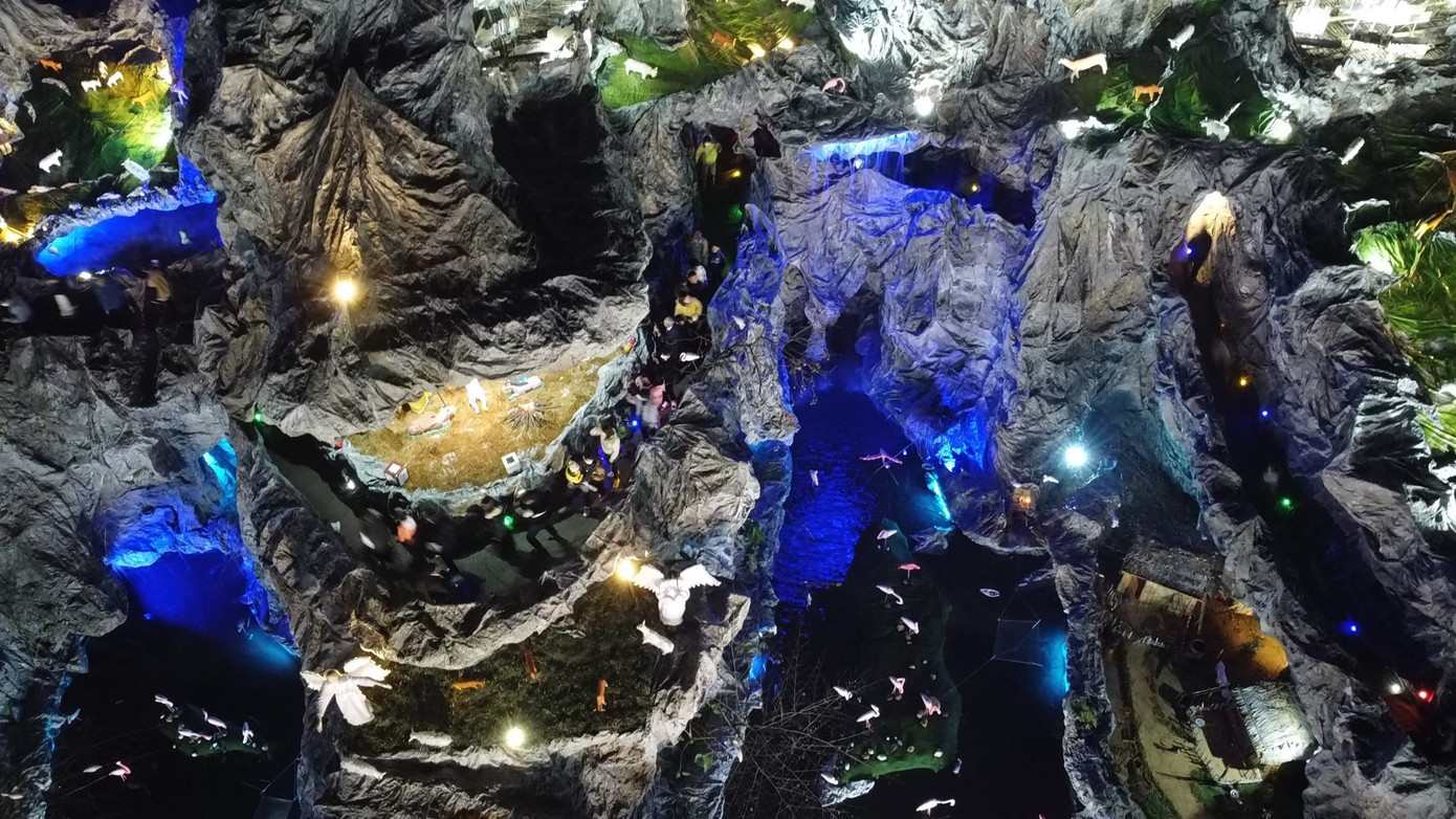 Đêm Giáng sinh, các nhà thờ ở Hà Tĩnh được trang hoàng lộng lẫy, lung linh sắc đèn. Trong đó điểm nhấn là những hang đá Bê-lem "khổng lồ" với nhiều hoạt cảnh hấp dẫn người xem.