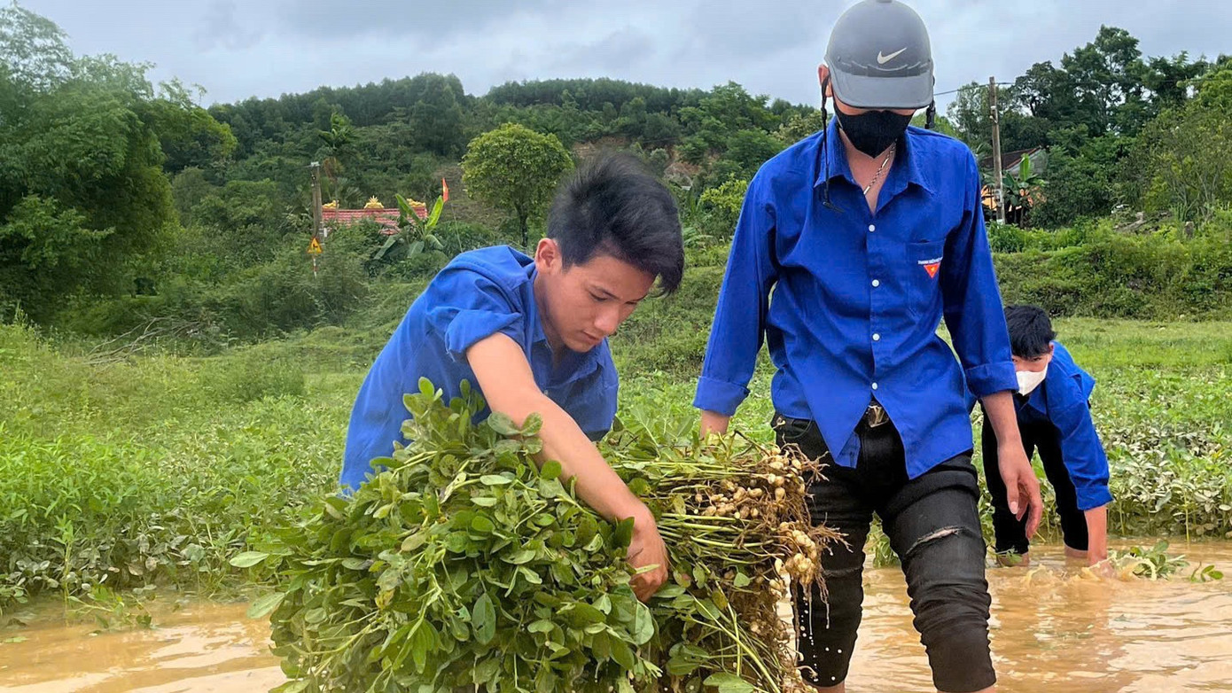 Hình ảnh áo xanh tình nguyện cần mẫn giúp đỡ bà con đã lan tỏa tinh thần tương thân tương ái, thể hiện tinh thần trách nhiệm của tuổi trẻ.