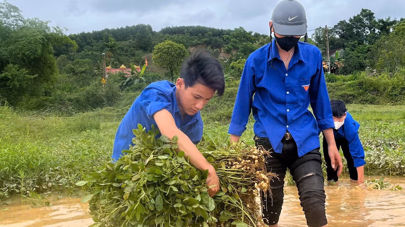 Hình ảnh áo xanh tình nguyện cần mẫn giúp đỡ bà con đã lan tỏa tinh thần tương thân tương ái, thể hiện tinh thần trách nhiệm của tuổi trẻ.