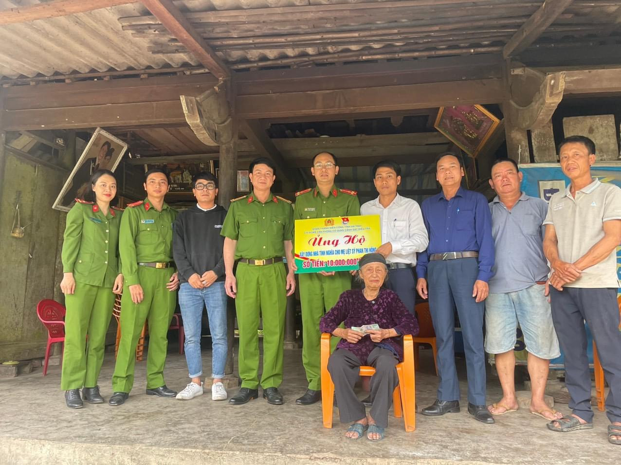 Chi Đoàn Văn phòng Cơ quan CSĐT Công an tỉnh đã tổ chức quyên góp, ủng hộ tổng kinh phí 20 triệu đồng để chung tay xây dựng nhà tình nghĩa cho mẹ liệt sĩ Phan Thị Hồng, trú tại xã Phúc Đồng, huyện Hương Khê.