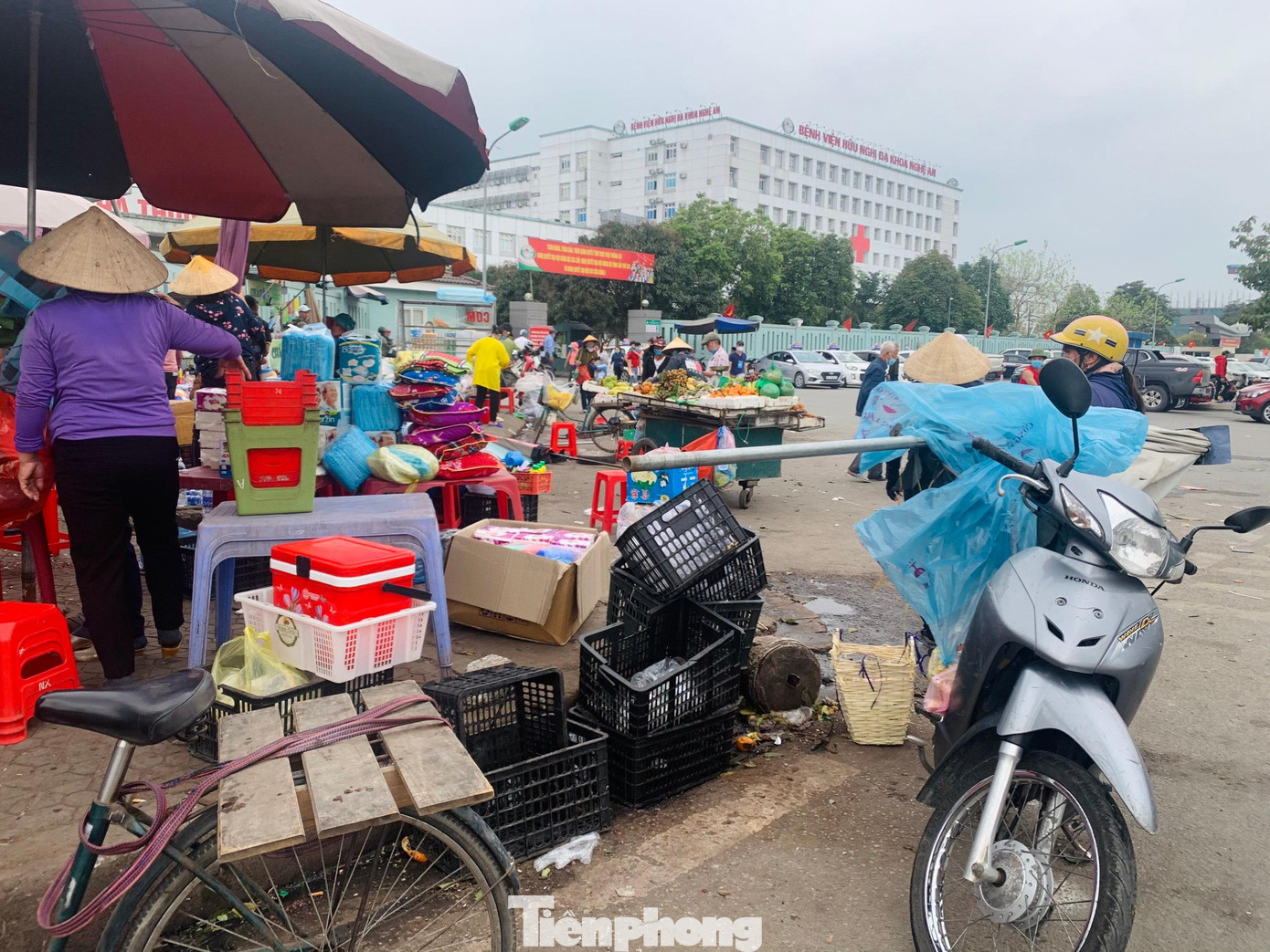 Tình trạng nhếch nhác, lộn xộn vẫn tiếp diễn ở trước cổng bệnh viện HNĐK Nghệ An Tình trạng nhếch nhác, lộn xộn vẫn tiếp diễn ở trước cổng bệnh viện HNĐK Nghệ An