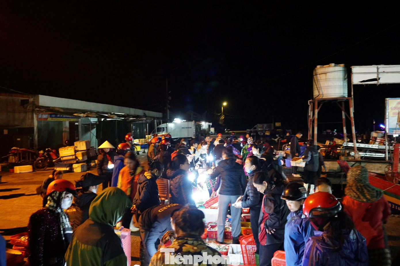 Những ngày đầu năm mới, cảng Cửa Sót (xã Thạch Kim, huyện Thạch Hà, tỉnh Hà Tĩnh) nhộn nhịp với nhiều tàu thuyền cập bờ trúng đậm hải sản. Ngư dân phấn khởi khi chuyến ra khơi đầu năm mang nhiều thắng lợi. Những ngày đầu năm mới, cảng Cửa Sót (xã Thạch Kim, huyện Thạch Hà, tỉnh Hà Tĩnh) nhộn nhịp với nhiều tàu thuyền cập bờ trúng đậm hải sản. Ngư dân phấn khởi khi chuyến ra khơi đầu năm mang nhiều thắng lợi.