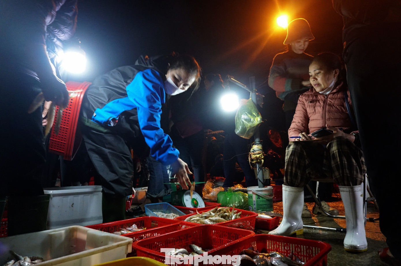 Sau kỳ nghỉ Tết Nguyên đán, tàu thuyền của ngư dân Hà Tĩnh nối đuôi nhau ra biển đánh bắt và trúng đậm hải sản. Chợ cá trên bến cảng tấp nập cảnh người bán, kẻ mua từ rạng sáng. Sau kỳ nghỉ Tết Nguyên đán, tàu thuyền của ngư dân Hà Tĩnh nối đuôi nhau ra biển đánh bắt và trúng đậm hải sản. Chợ cá trên bến cảng tấp nập cảnh người bán, kẻ mua từ rạng sáng.